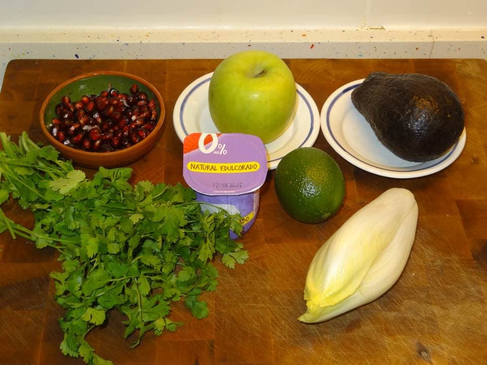 Endibias rellenas de manzana y aguacate